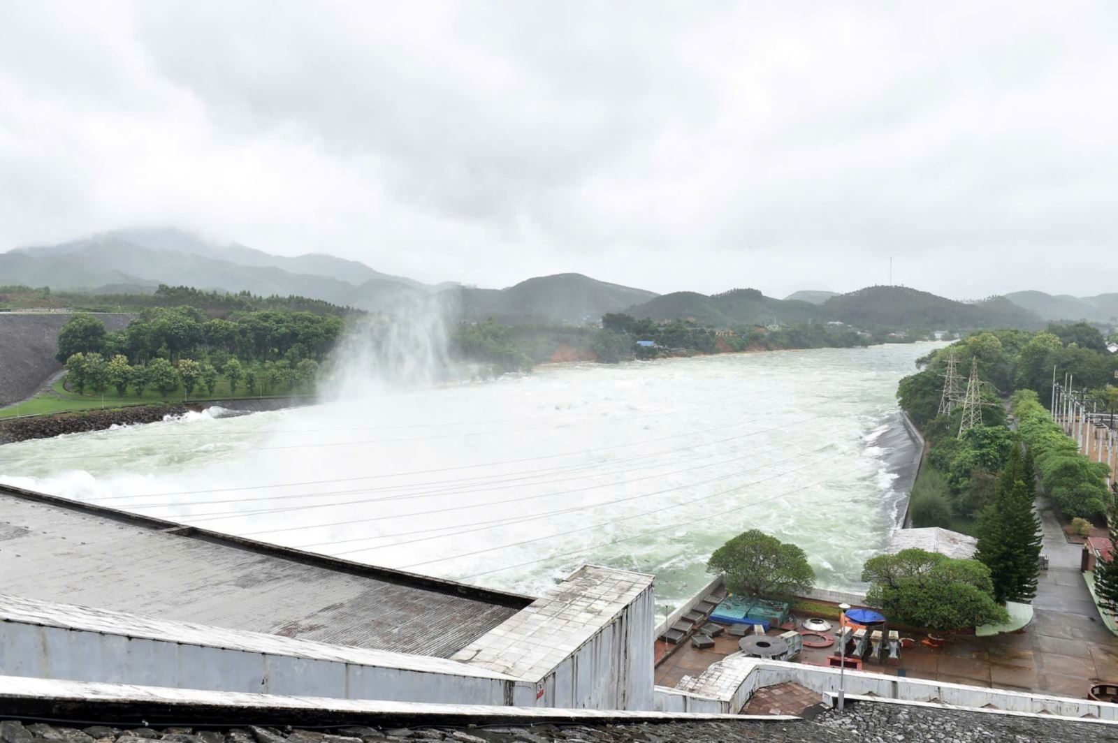 Hồ thuỷ điện Thác Bà bảo đảm an toàn, lưu lượng nước về nhiều hồ đã giảm- Ảnh 1.