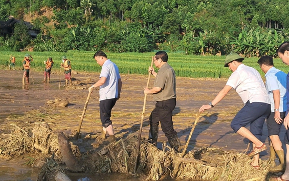 Thủ tướng tới hiện trường vụ sạt lở khiến gần 100 người tử vong và mất tích