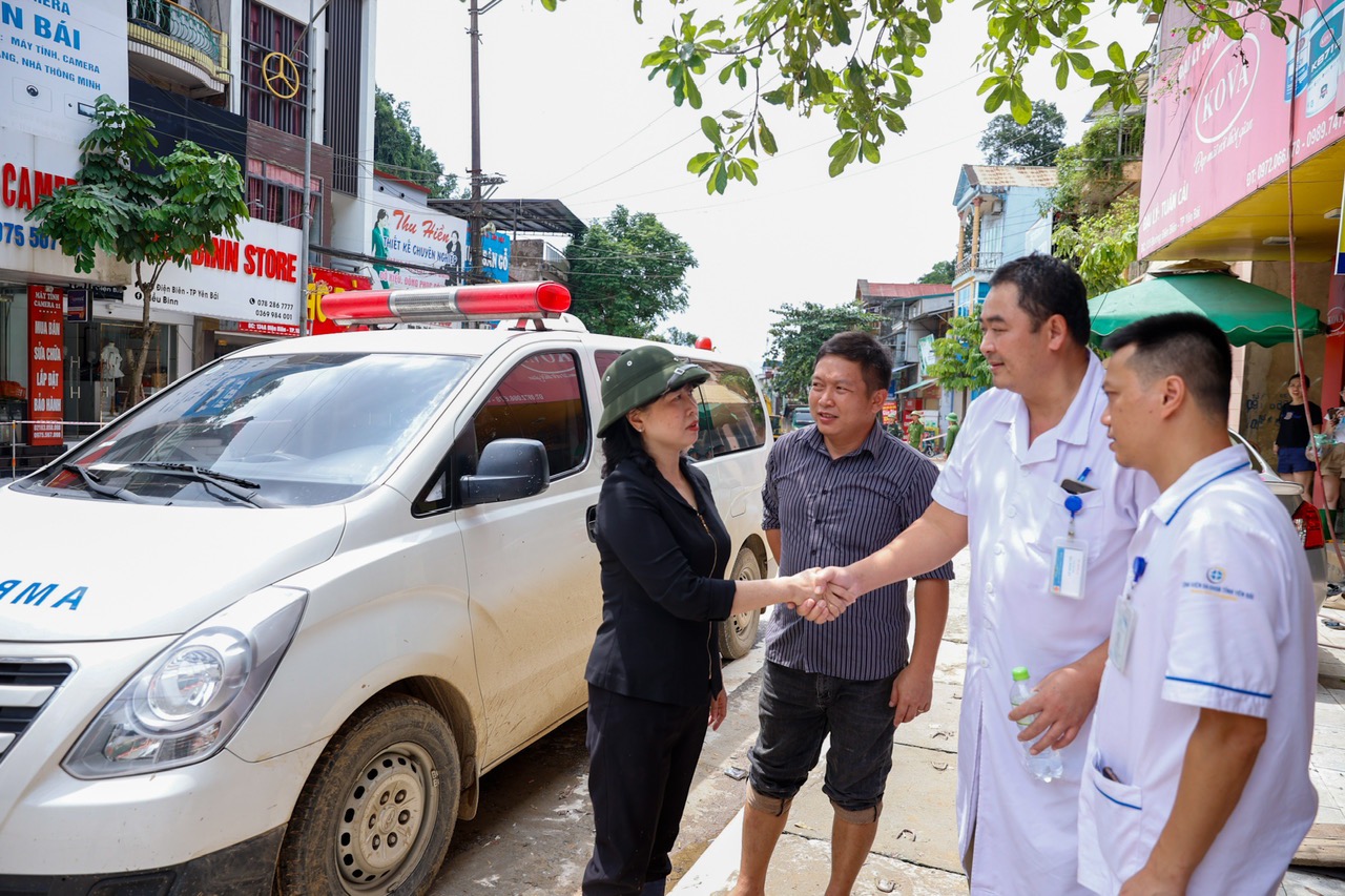 Bộ Y tế triển khai nhiều giải pháp ứng phó về y tế đối với bão số 3 và mưa lũ sau bão- Ảnh 2.