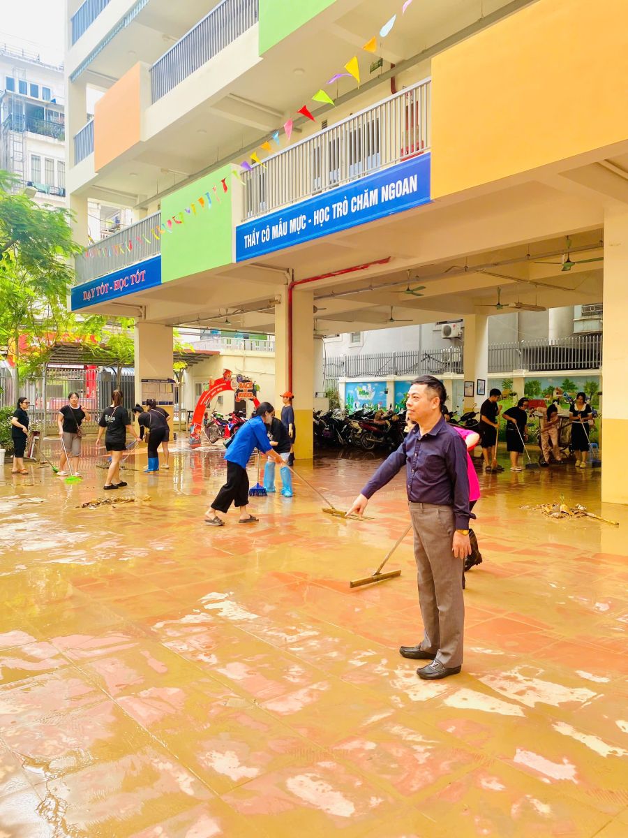 Trường học tất bật dọn vệ sinh, sẵn sàng đón học sinh quay lại sau bão lũ- Ảnh 14.