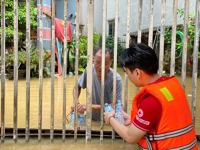 Hỗ trợ 8,1 tỷ đồng tiền và hàng giúp các tỉnh phía Bắc khắc phục hậu quả bão lũ- Ảnh 1.