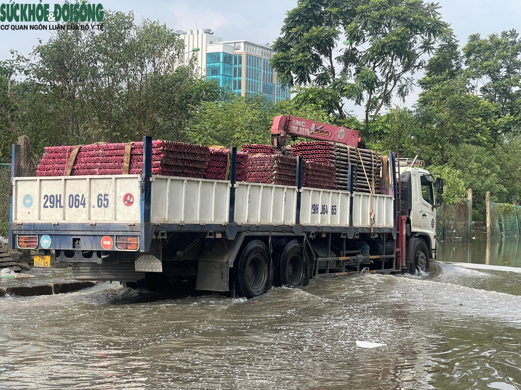 Hết mưa, ô tô vẫn 'bơi' giữa đường gom đại lộ Thăng Long- Ảnh 3.