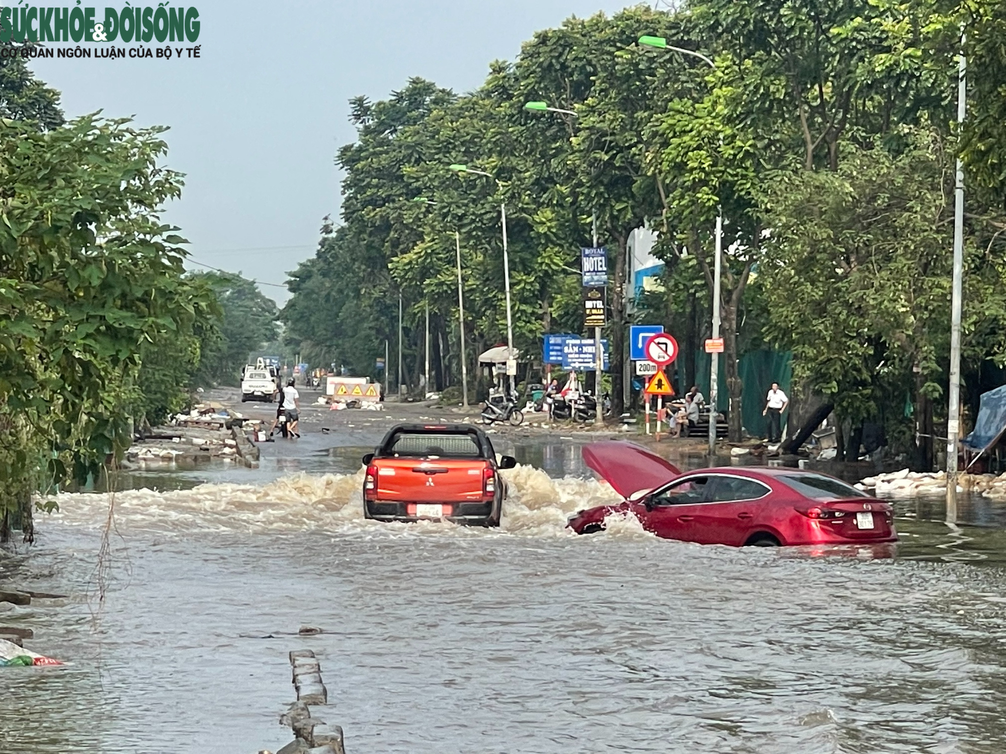 Hết mưa, ô tô vẫn 'bơi' giữa đường gom đại lộ Thăng Long- Ảnh 5.