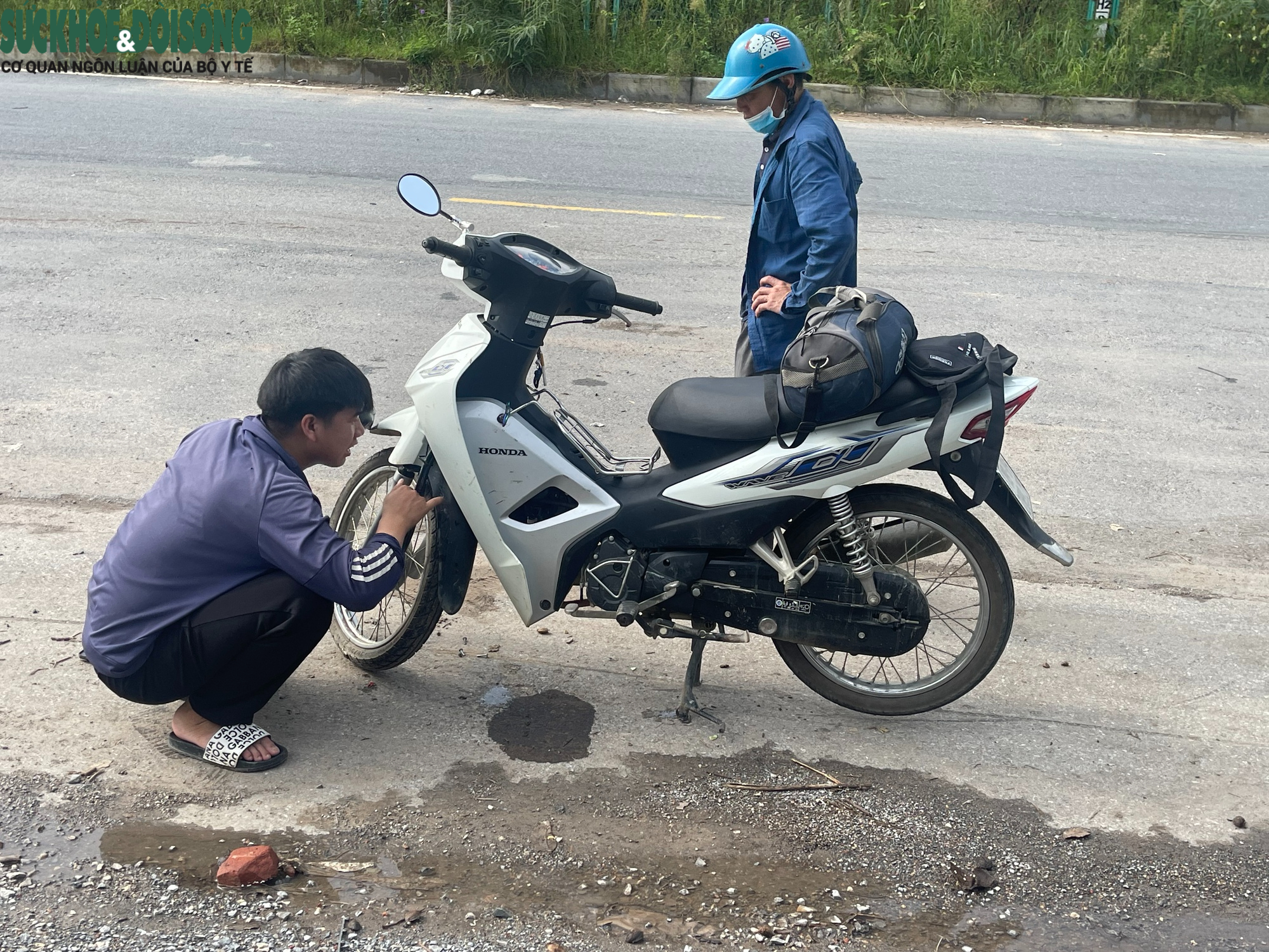 Hết mưa, ô tô vẫn 'bơi' giữa đường gom đại lộ Thăng Long- Ảnh 7.