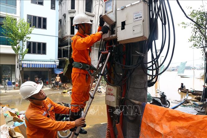 Hà Nội: Nỗ lực cấp điện trở lại cho nhân dân khu vực ngập lụt- Ảnh 3.