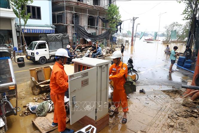 Hà Nội: Nỗ lực cấp điện trở lại cho nhân dân khu vực ngập lụt- Ảnh 4.