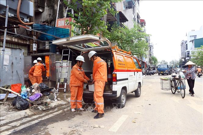 Hà Nội: Nỗ lực cấp điện trở lại cho nhân dân khu vực ngập lụt- Ảnh 5.