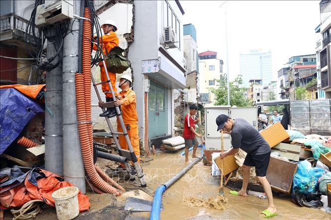 Hà Nội: Nỗ lực cấp điện trở lại cho nhân dân khu vực ngập lụt- Ảnh 8.