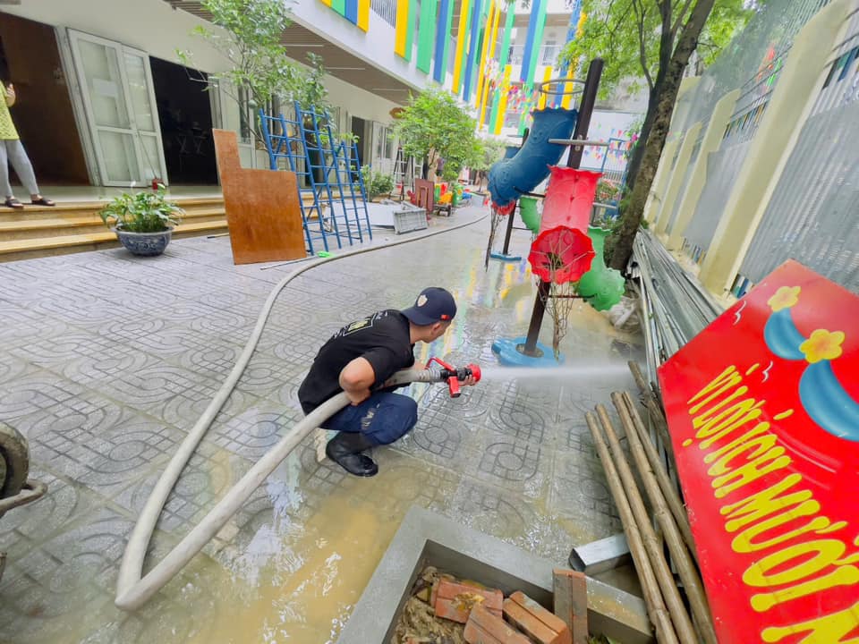 Trường học tất bật dọn vệ sinh, sẵn sàng đón học sinh quay lại sau bão lũ- Ảnh 6.