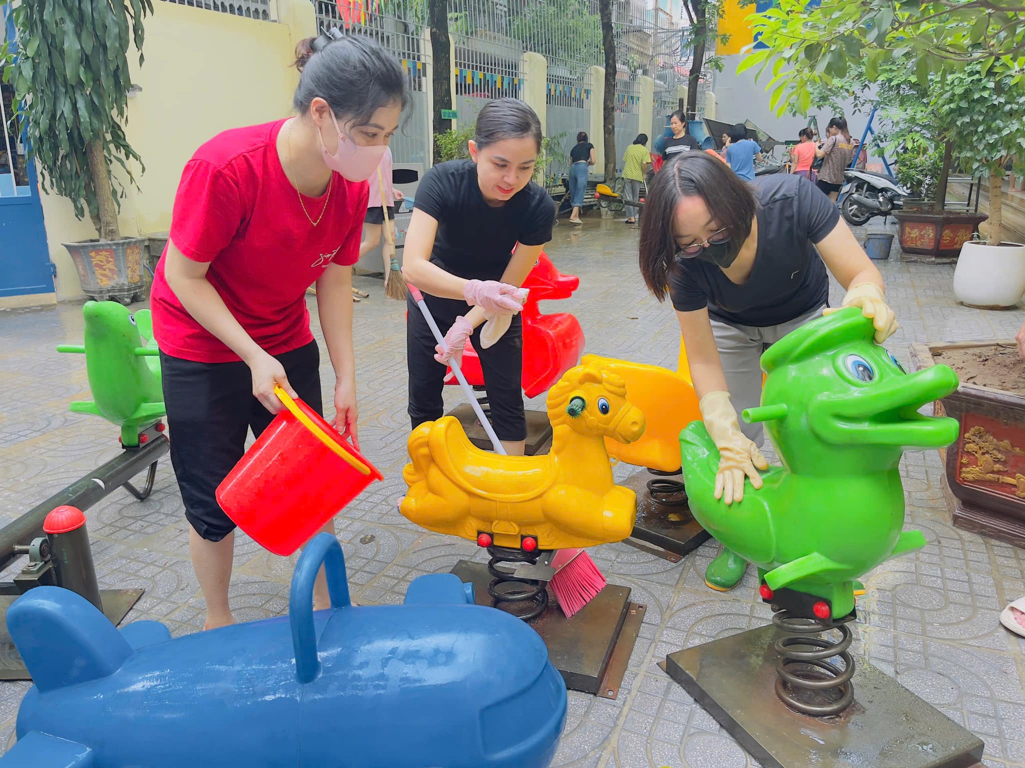 Trường học tất bật dọn vệ sinh, sẵn sàng đón học sinh quay lại sau bão lũ- Ảnh 1.