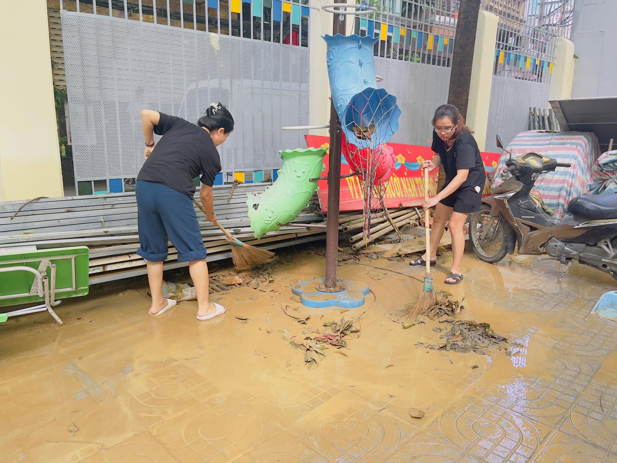 Trường học tất bật dọn vệ sinh, sẵn sàng đón học sinh quay lại sau bão lũ- Ảnh 2.