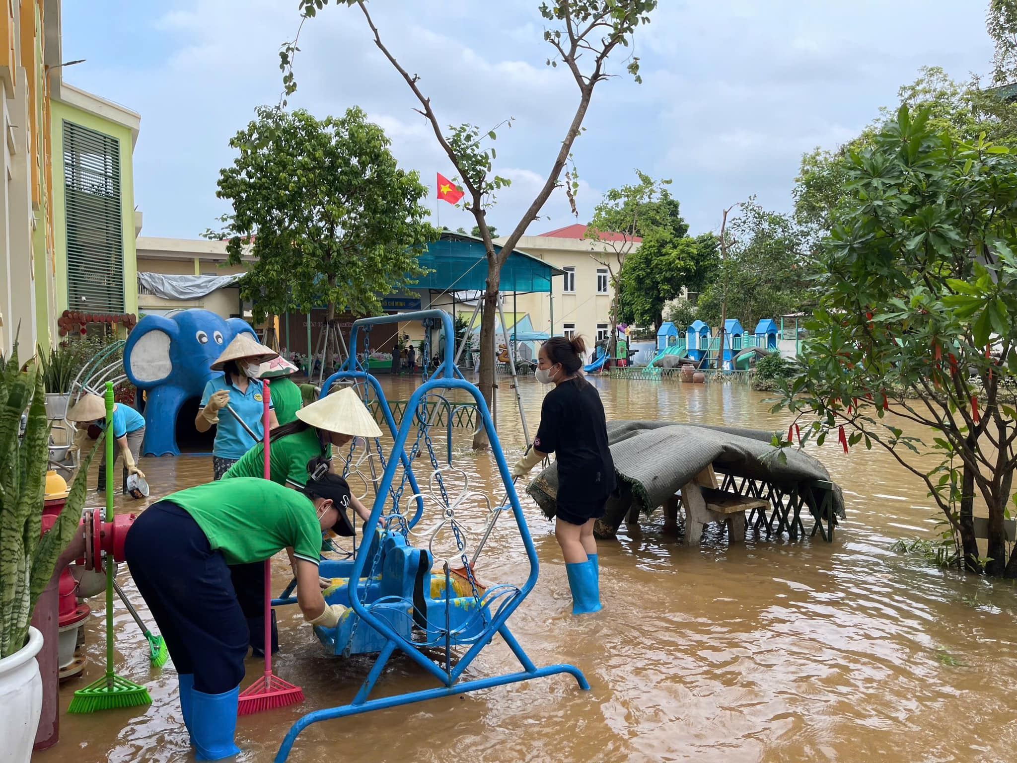 Trường học tất bật dọn vệ sinh, sẵn sàng đón học sinh quay lại sau bão lũ- Ảnh 8.