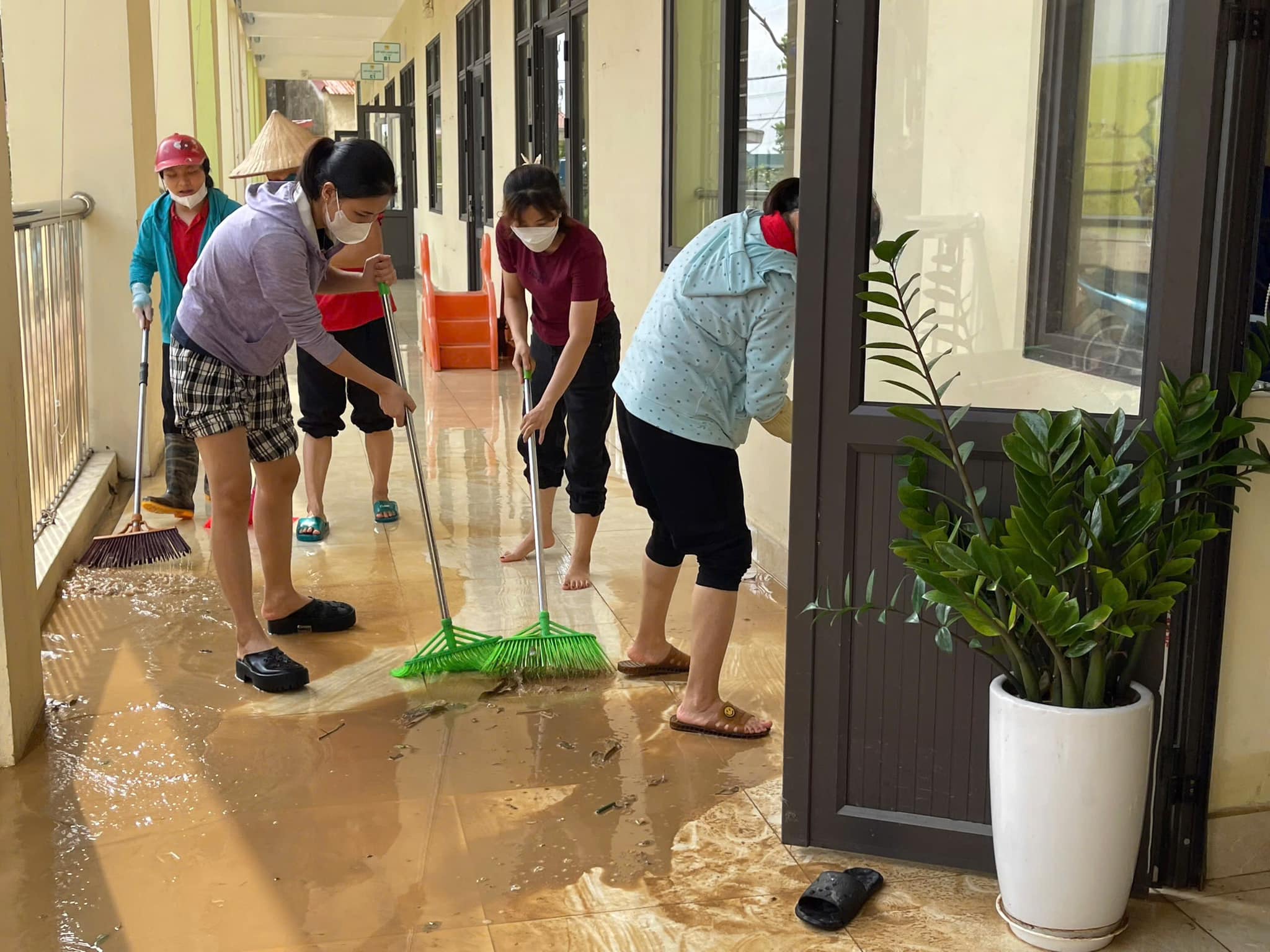 Trường học tất bật dọn vệ sinh, sẵn sàng đón học sinh quay lại sau bão lũ- Ảnh 10.