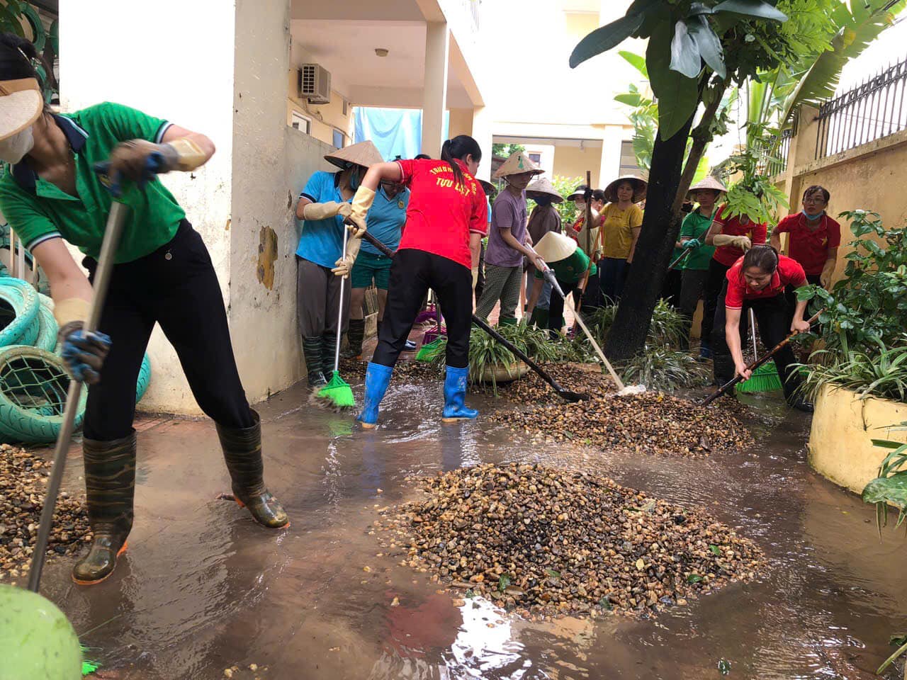 Trường học tất bật dọn vệ sinh, sẵn sàng đón học sinh quay lại sau bão lũ- Ảnh 12.