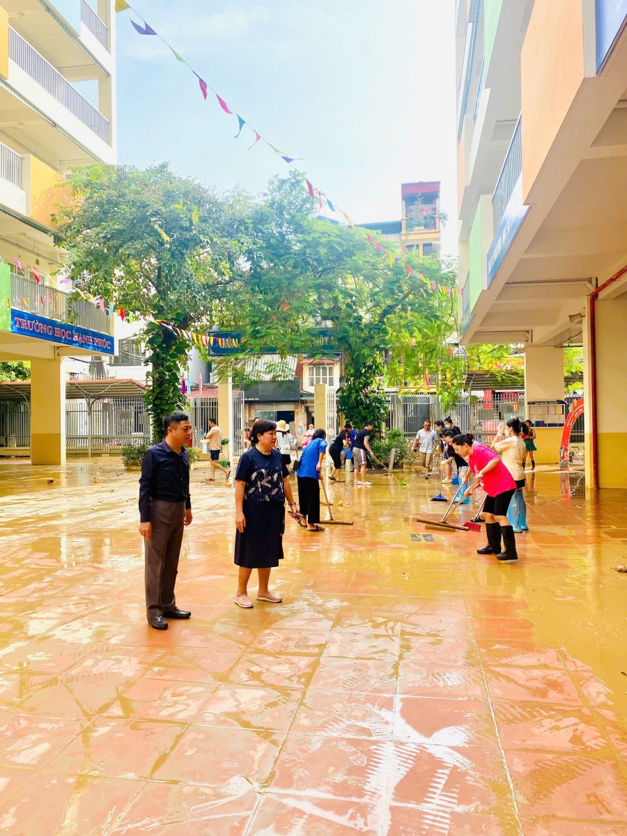 Trường học tất bật dọn vệ sinh, sẵn sàng đón học sinh quay lại sau bão lũ- Ảnh 13.