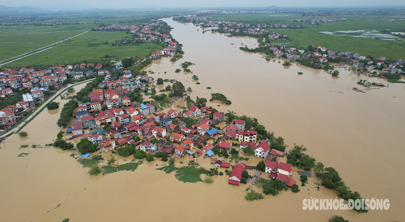 Xã ở Sóc Sơn chìm trong trong biển nước, người dân đưa gia cầm lên tầng ở tạm- Ảnh 1.