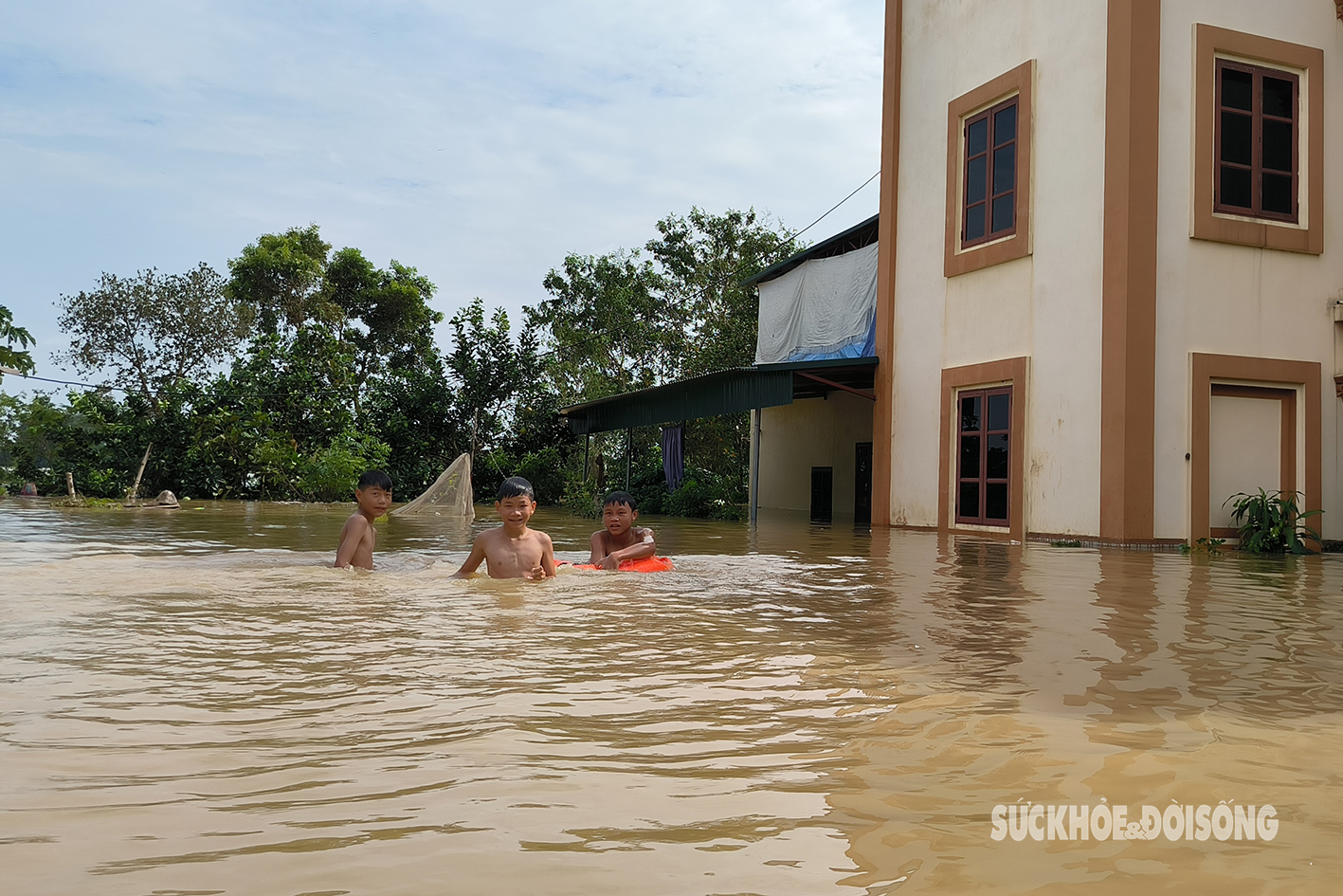 Xã ở Sóc Sơn chìm trong trong biển nước, người dân đưa gia cầm lên tầng ở tạm- Ảnh 17.