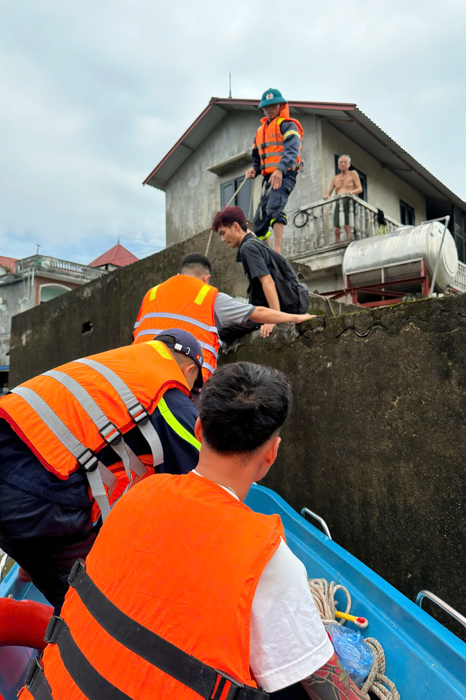 Xã ở Sóc Sơn chìm trong trong biển nước, người dân đưa gia cầm lên tầng ở tạm- Ảnh 2.