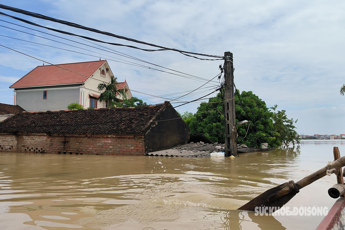 Xã ở Sóc Sơn chìm trong trong biển nước, người dân đưa gia cầm lên tầng ở tạm- Ảnh 5.