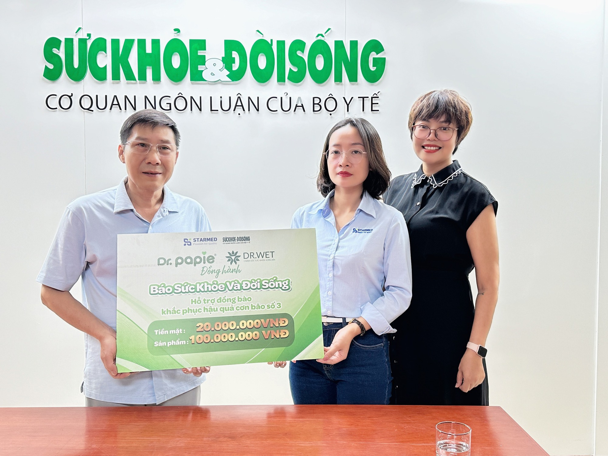 Báo Sức khỏe và Đời sống tiếp nhận tiền mặt và hàng hóa tổng trị giá hơn 3 tỷ đồng hỗ trợ đồng bào bị lũ lụt- Ảnh 5.