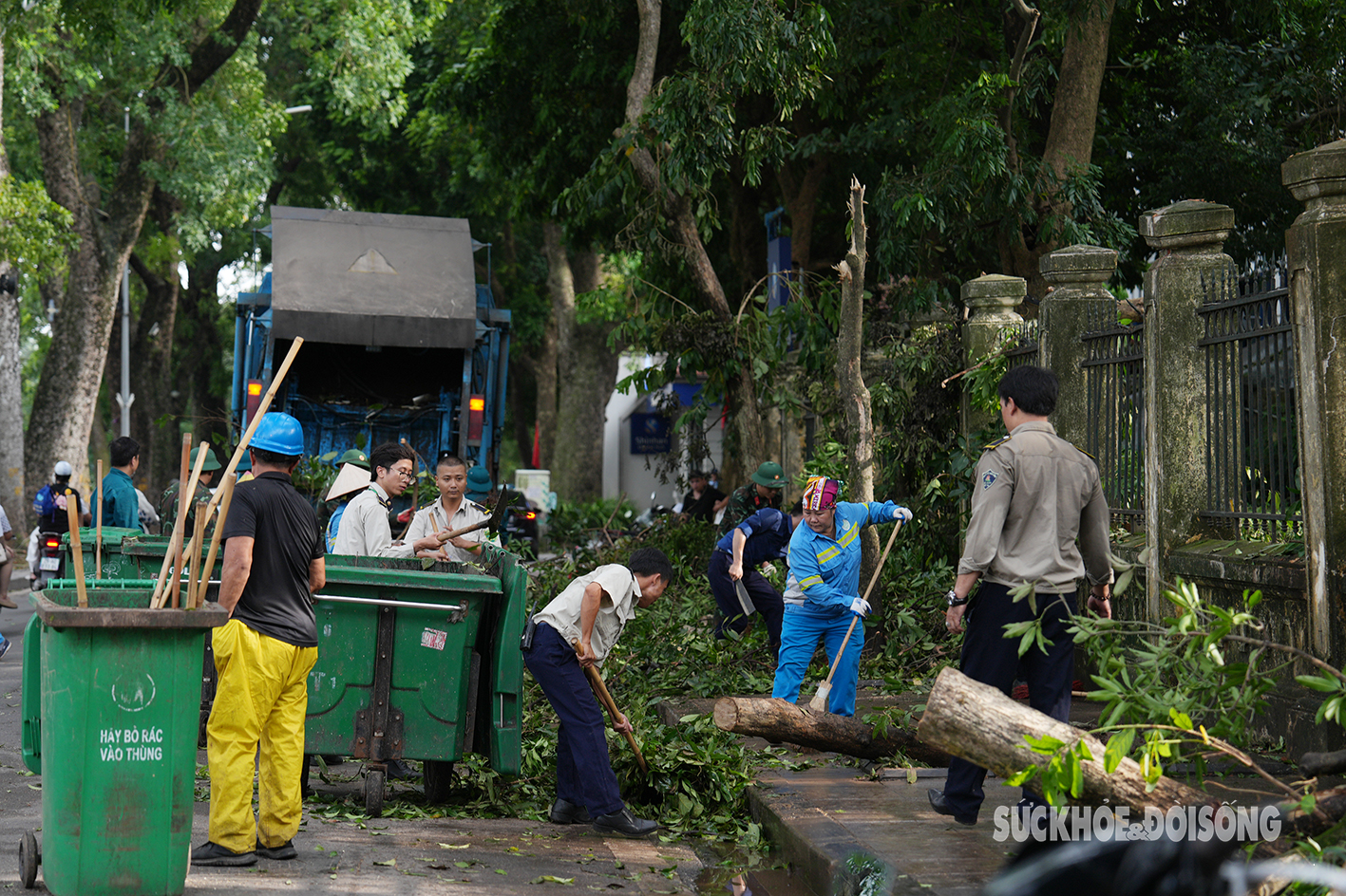 Công nhân các tỉnh thành hỗ trợ Hà Nội xử lý hàng nghìn cây xanh gãy đổ do bão Yagi- Ảnh 11.