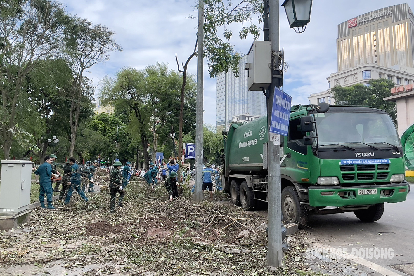 Công nhân các tỉnh thành hỗ trợ Hà Nội xử lý hàng nghìn cây xanh gãy đổ do bão Yagi- Ảnh 9.