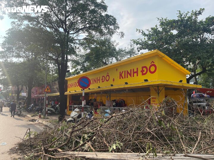 Siêu bão vặn nát quầy bánh trung thu, tiểu thương méo mặt vì ế hàng- Ảnh 3.