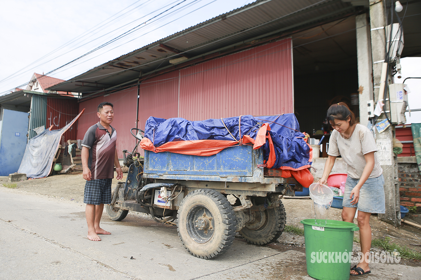 Những xô nước sạch ‘tình làng nghĩa xóm’ trong mùa lũ- Ảnh 2.