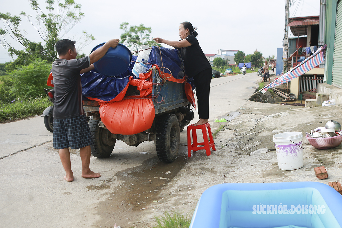 Những xô nước sạch ‘tình làng nghĩa xóm’ trong mùa lũ- Ảnh 5.