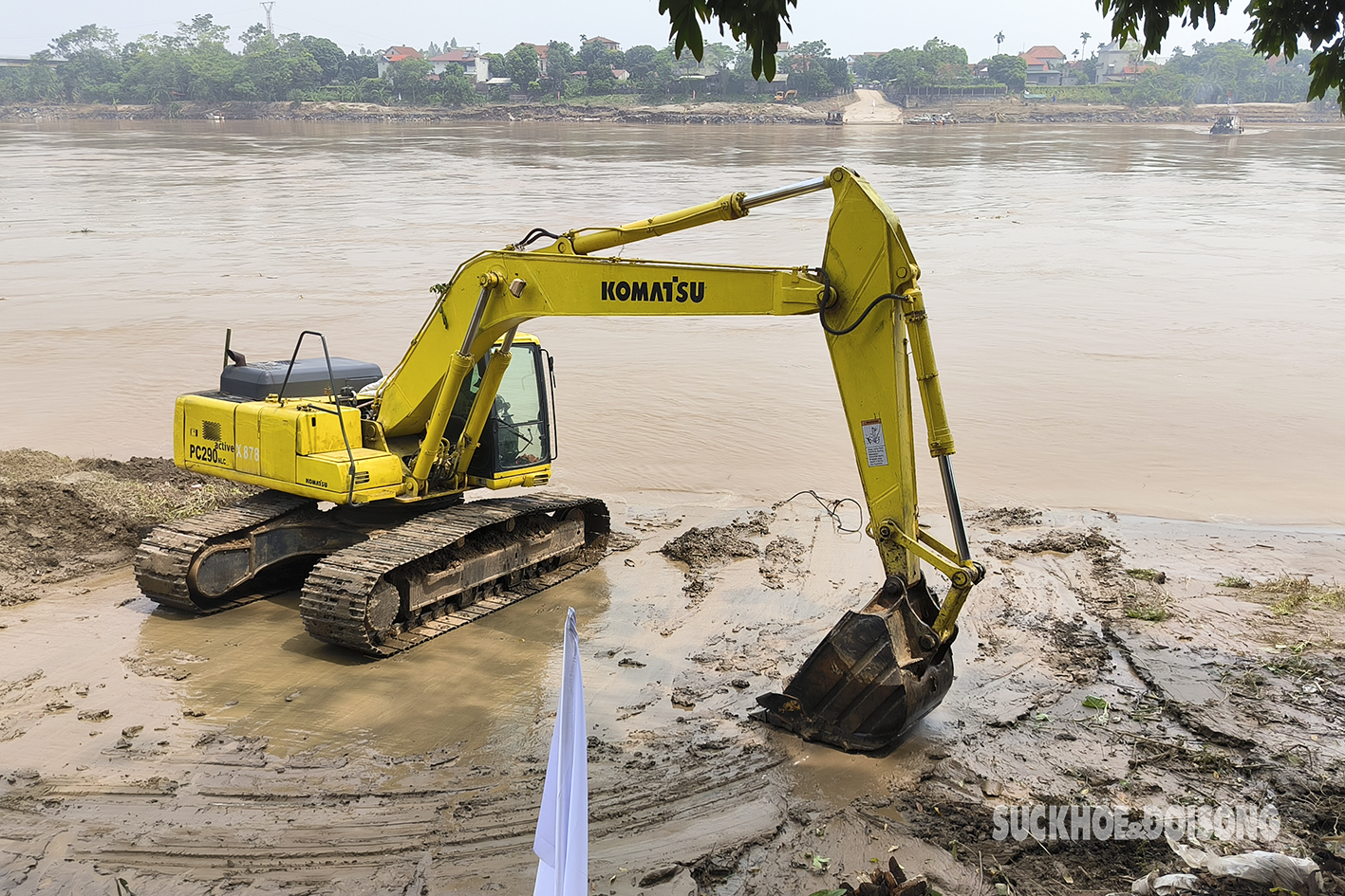 Nước sông rút, chuẩn bị trục vớt phần cầu Phong Châu bị sập và làm cầu phao thay thế- Ảnh 12.