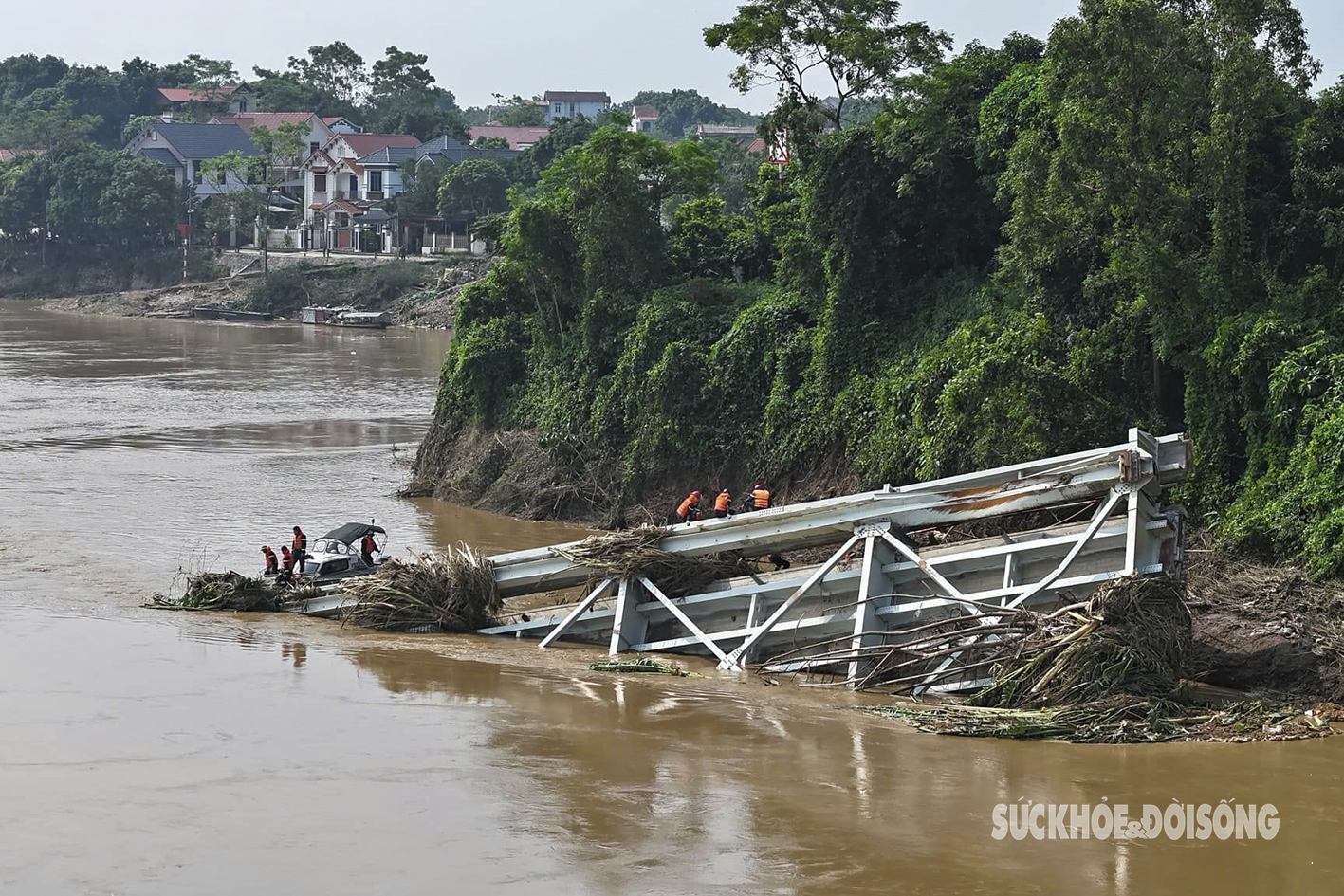 Nước sông rút, chuẩn bị trục vớt phần cầu Phong Châu bị sập và làm cầu phao thay thế- Ảnh 1.