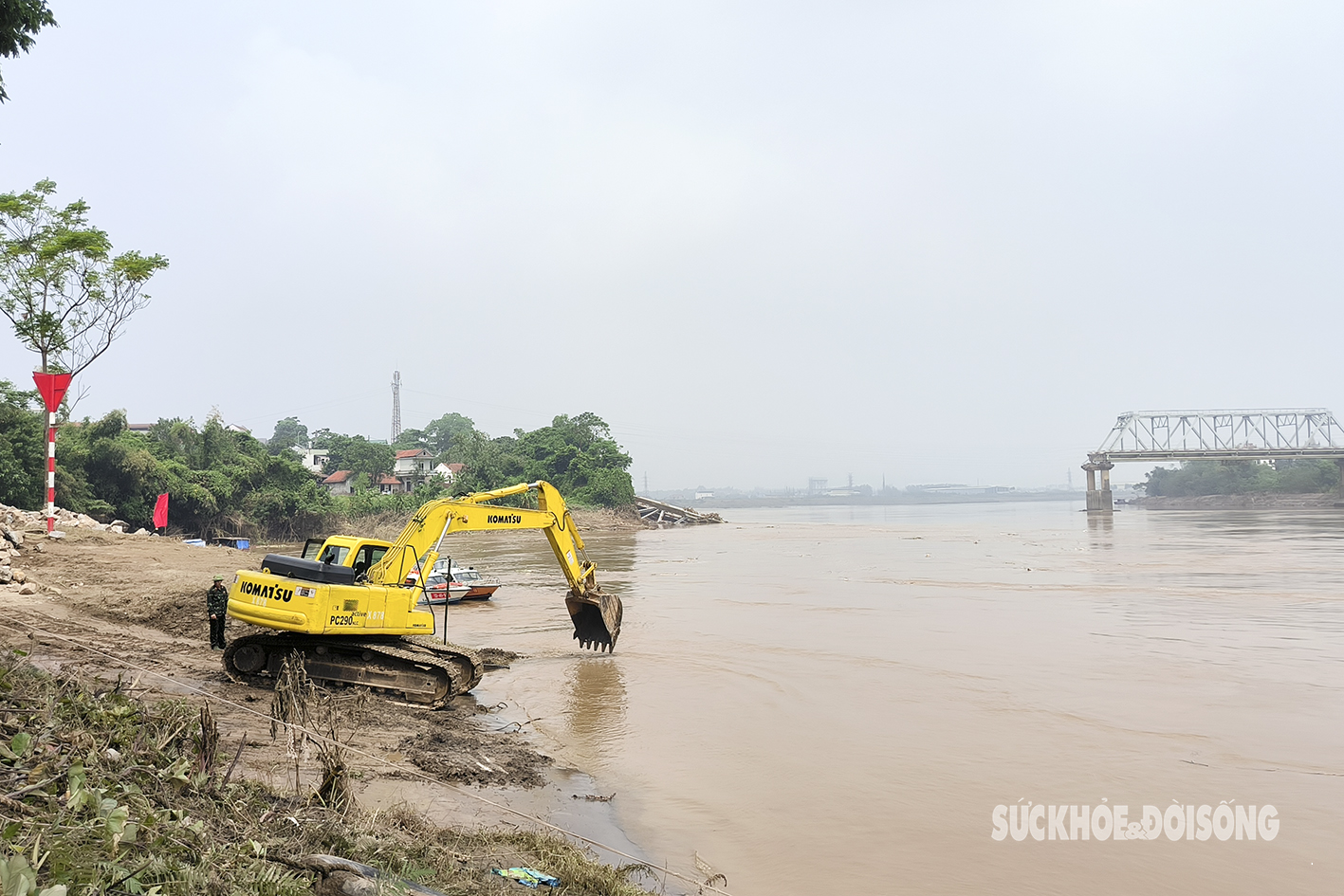 Nước sông rút, chuẩn bị trục vớt phần cầu Phong Châu bị sập và làm cầu phao thay thế- Ảnh 11.