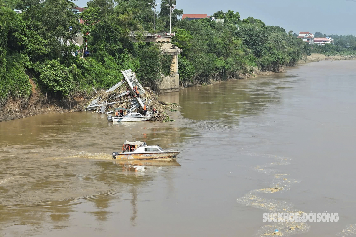 Nước sông rút, chuẩn bị trục vớt phần cầu Phong Châu bị sập và làm cầu phao thay thế- Ảnh 6.