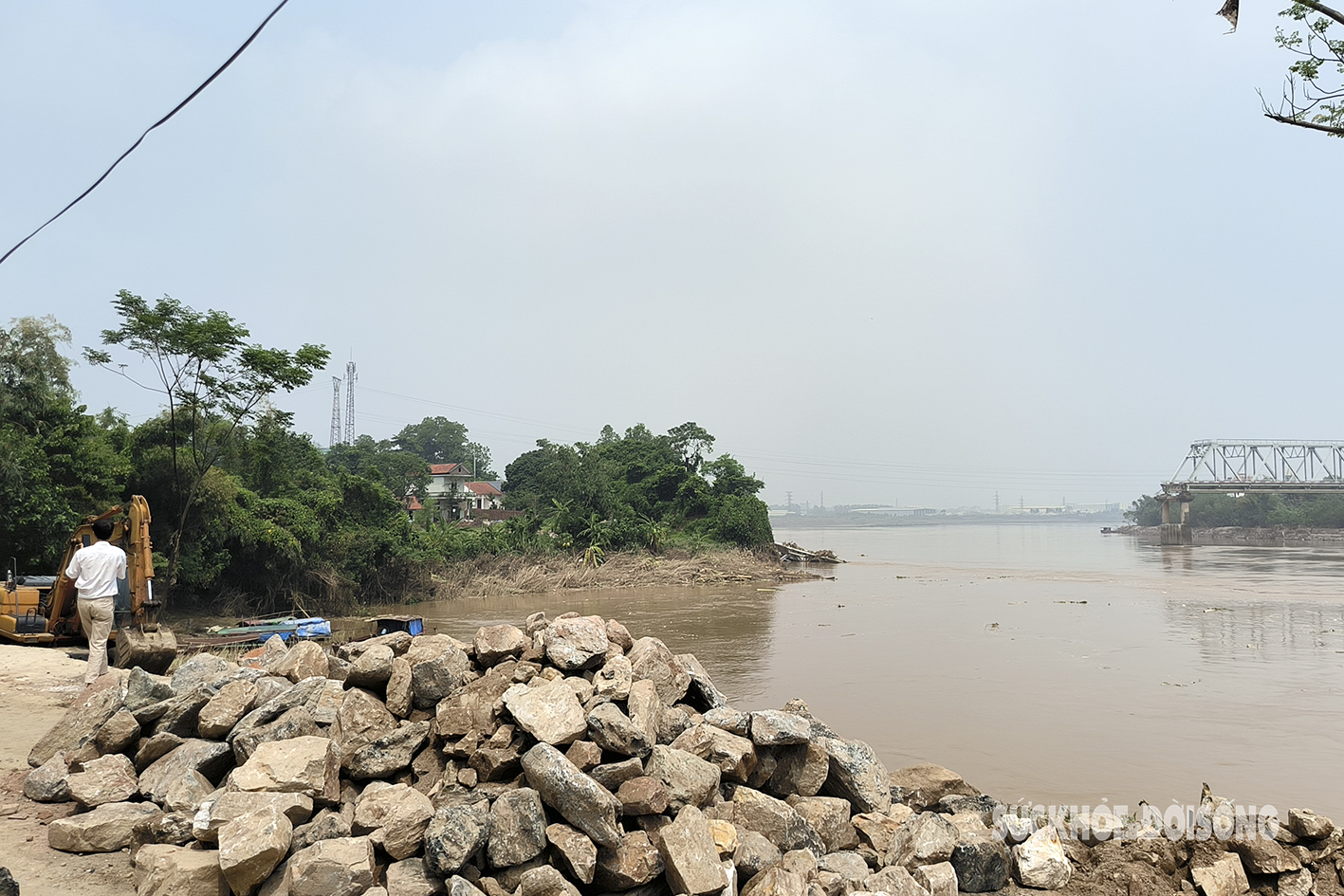 Nước sông rút, chuẩn bị trục vớt phần cầu Phong Châu bị sập và làm cầu phao thay thế- Ảnh 4.