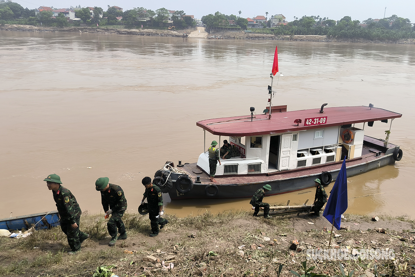 Nước sông rút, chuẩn bị trục vớt phần cầu Phong Châu bị sập và làm cầu phao thay thế- Ảnh 13.