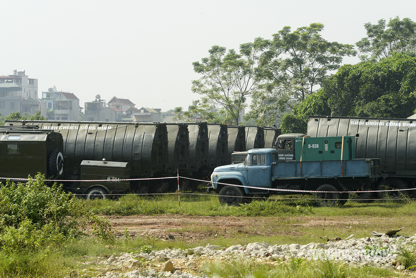 Nước sông rút, chuẩn bị trục vớt phần cầu Phong Châu bị sập và làm cầu phao thay thế- Ảnh 9.