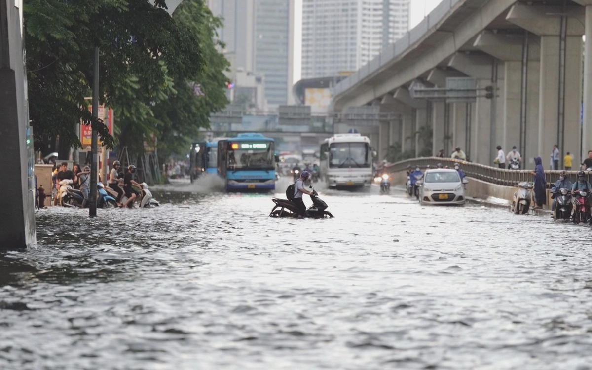 Hà Nội ngập sâu, ùn tắc nghiêm trọng trên nhiều tuyến phố sau mưa lớn