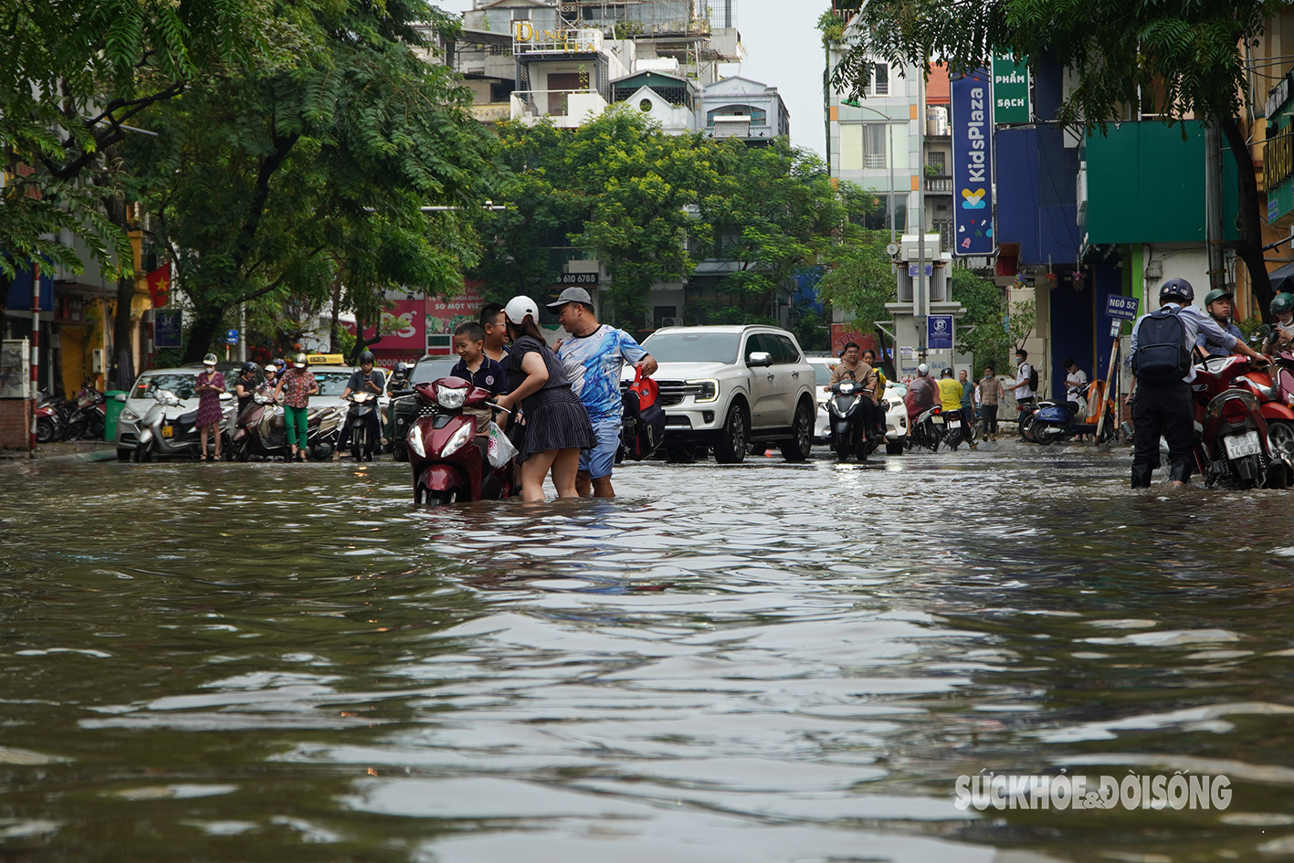 Sau cơn mưa sáng 16/9, phố Hà Nội ‘hóa’ thành sông- Ảnh 2.