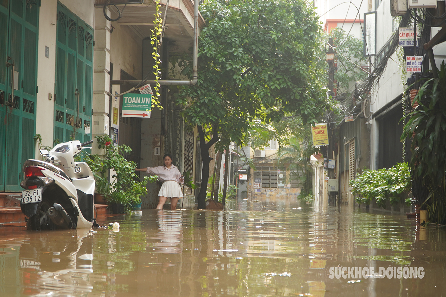 Sau cơn mưa sáng 16/9, phố Hà Nội ‘hóa’ thành sông- Ảnh 8.