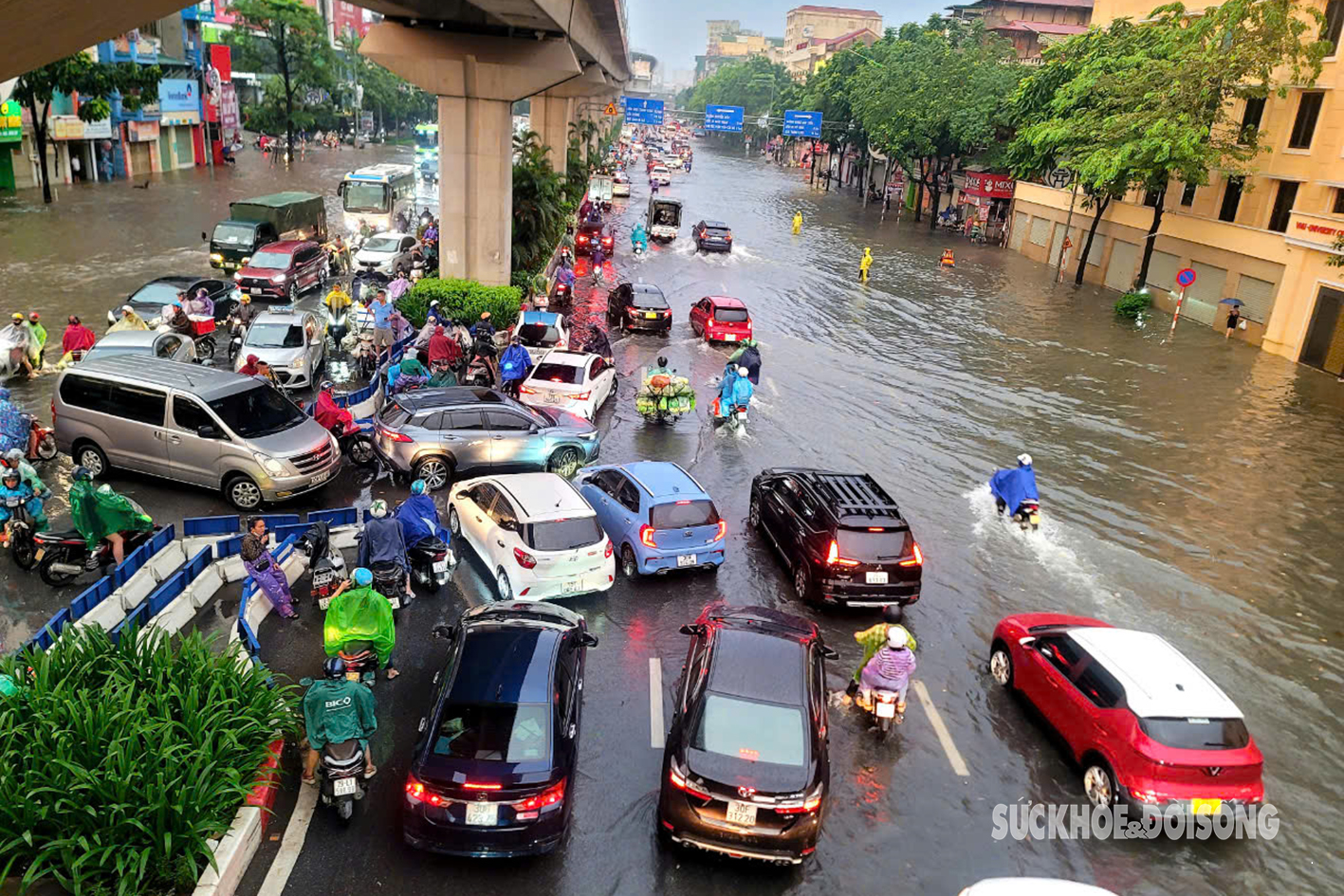 Sau cơn mưa sáng 16/9, phố Hà Nội ‘hóa’ thành sông- Ảnh 1.