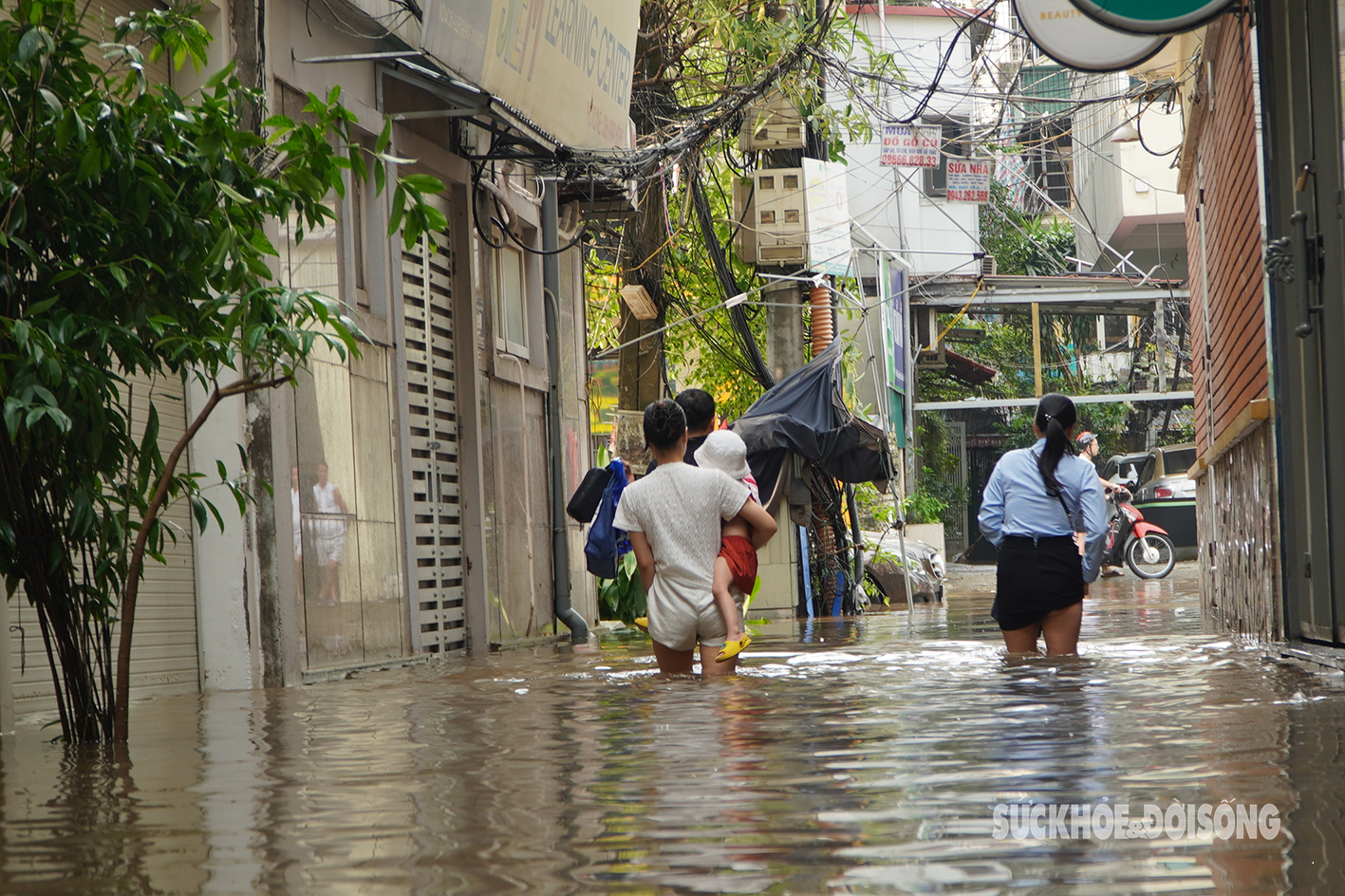 Sau cơn mưa sáng 16/9, phố Hà Nội ‘hóa’ thành sông- Ảnh 5.