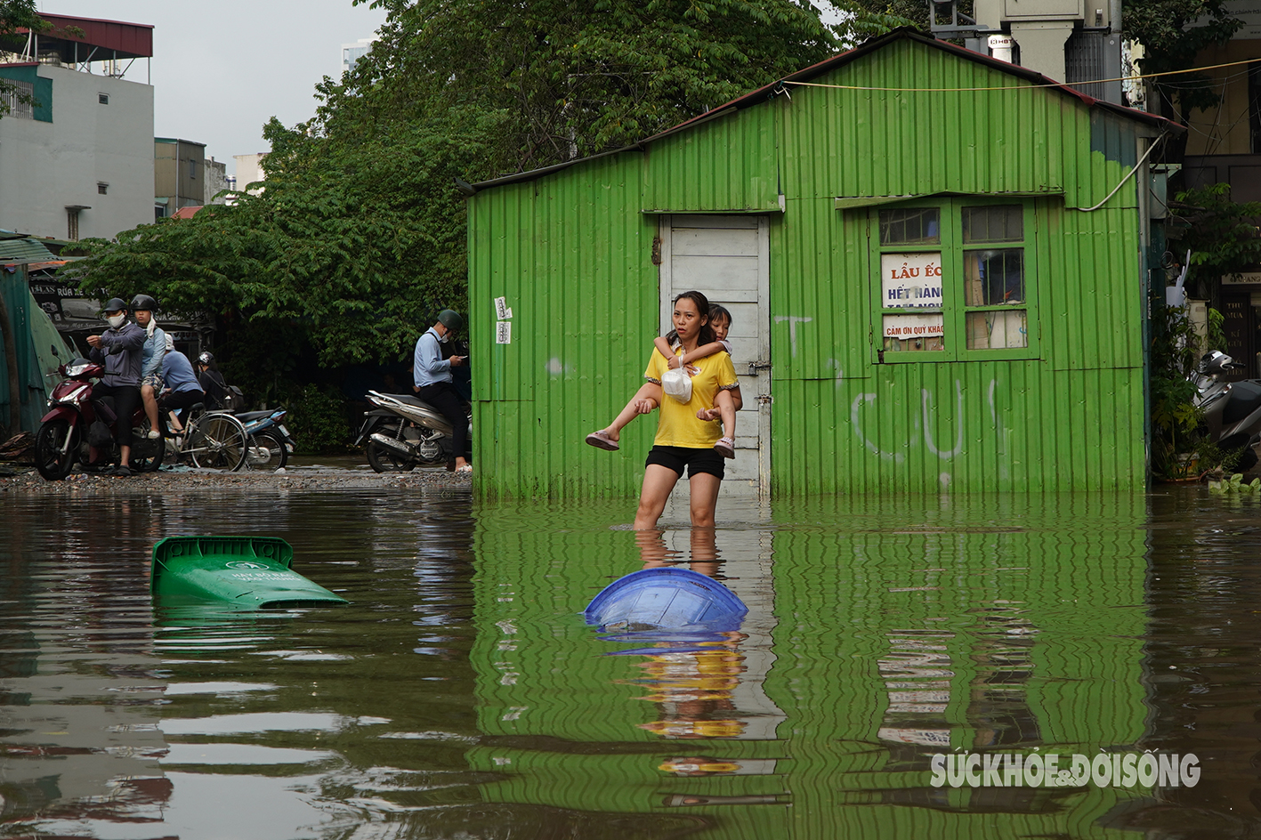 Sau cơn mưa sáng 16/9, phố Hà Nội ‘hóa’ thành sông- Ảnh 4.