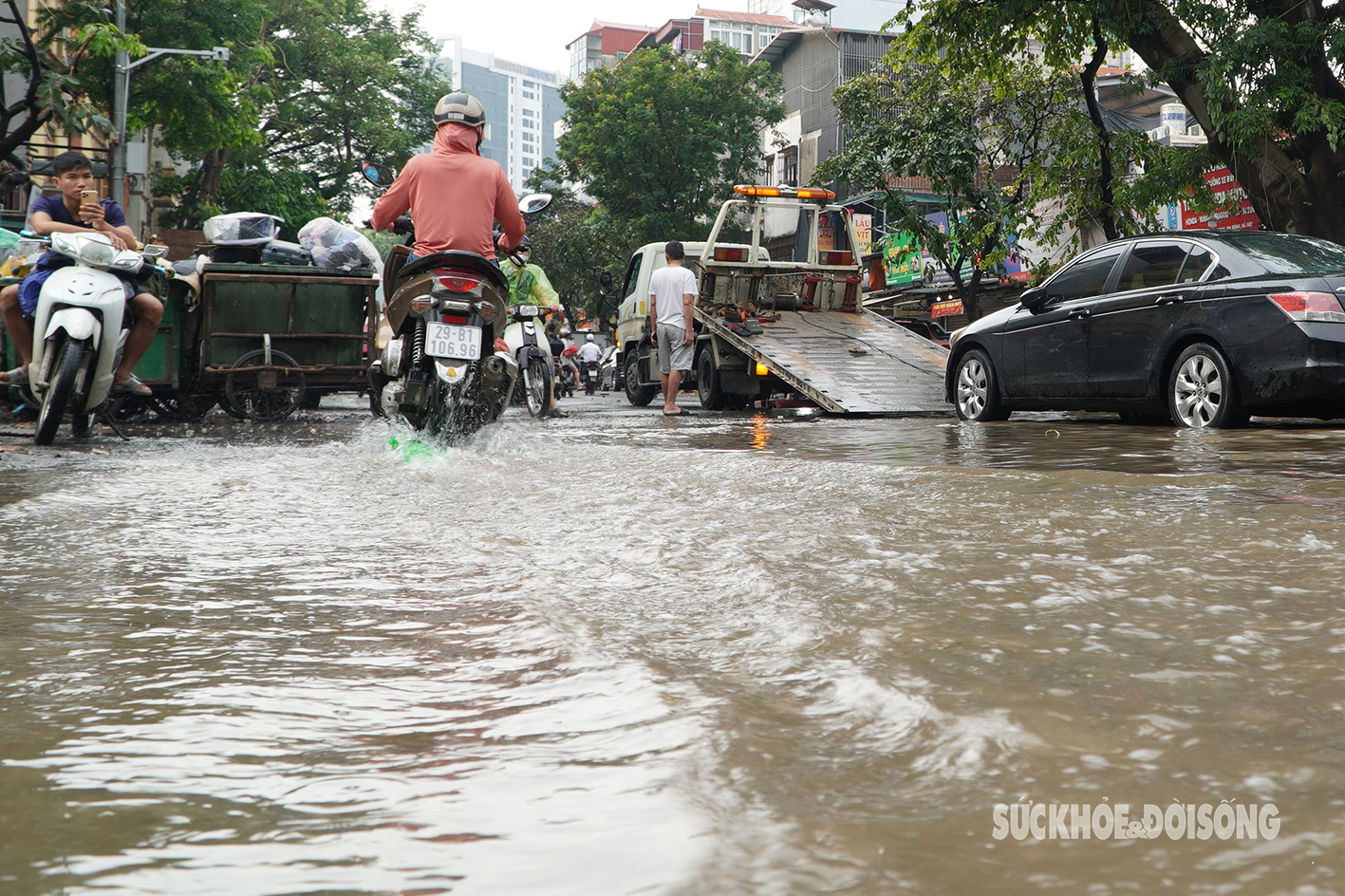 Sau cơn mưa sáng 16/9, phố Hà Nội ‘hóa’ thành sông- Ảnh 10.