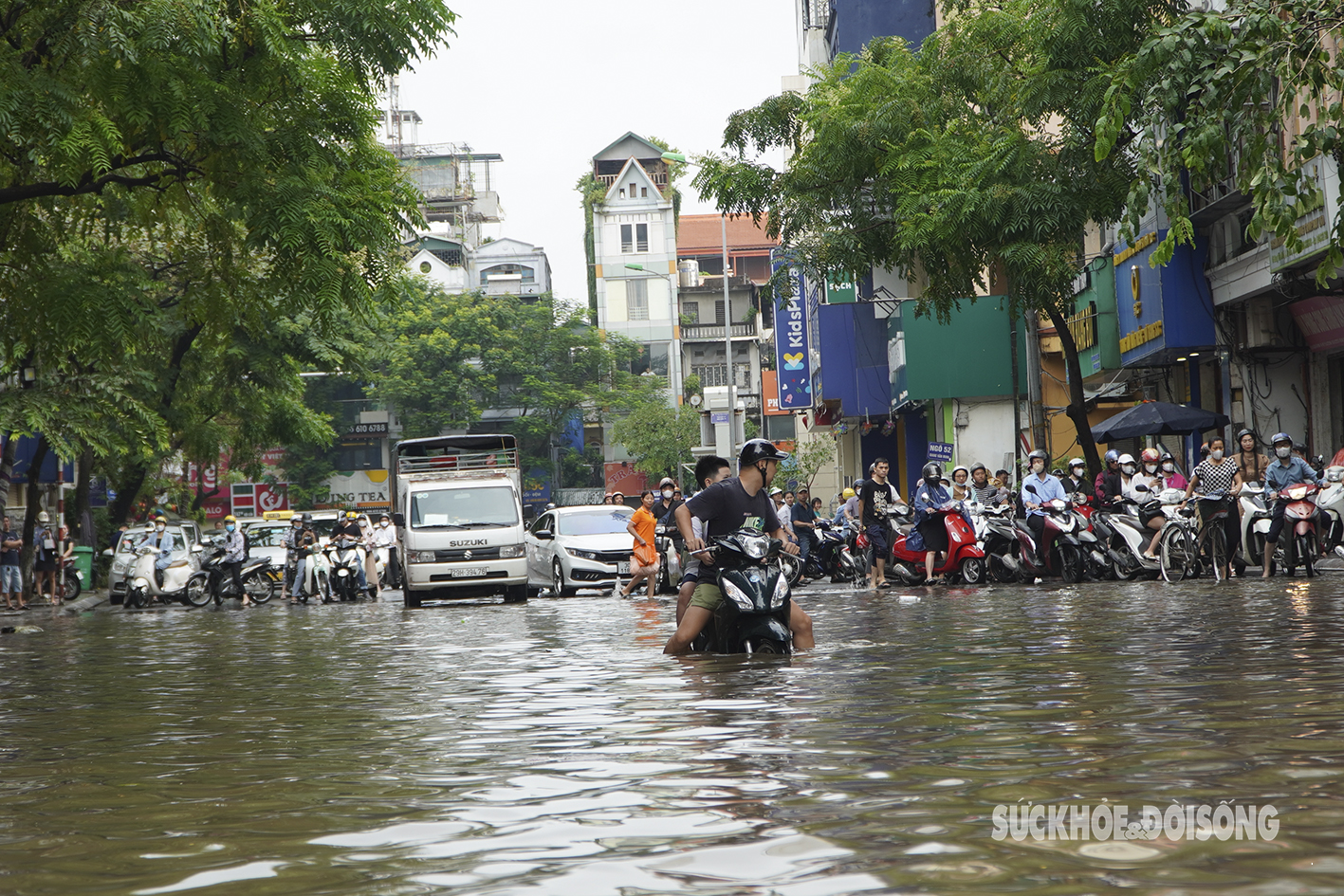 Sau cơn mưa sáng 16/9, phố Hà Nội ‘hóa’ thành sông- Ảnh 6.