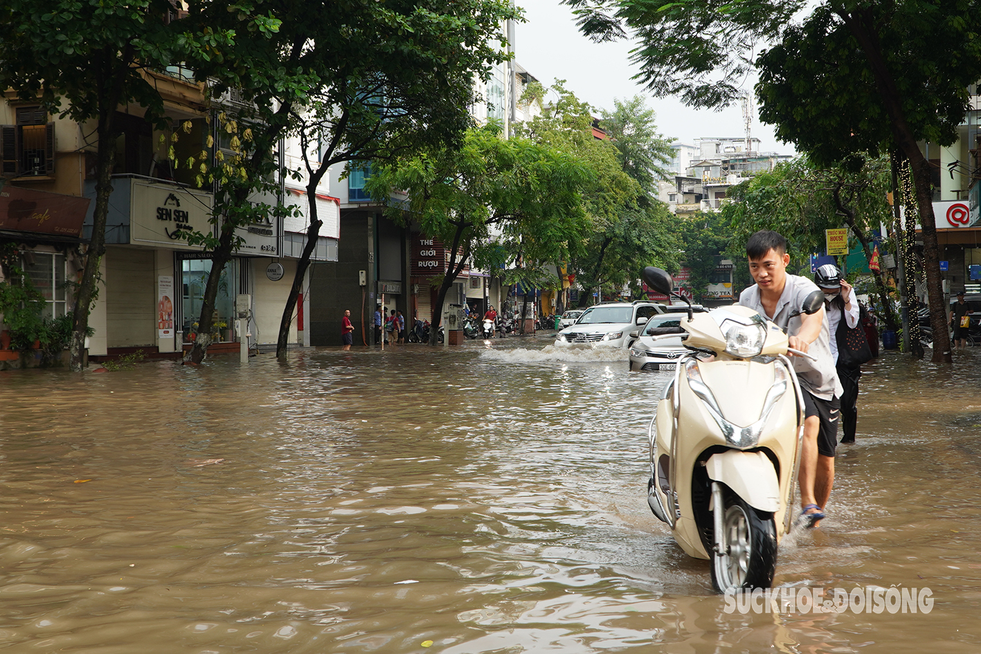 Sau cơn mưa sáng 16/9, phố Hà Nội ‘hóa’ thành sông- Ảnh 9.