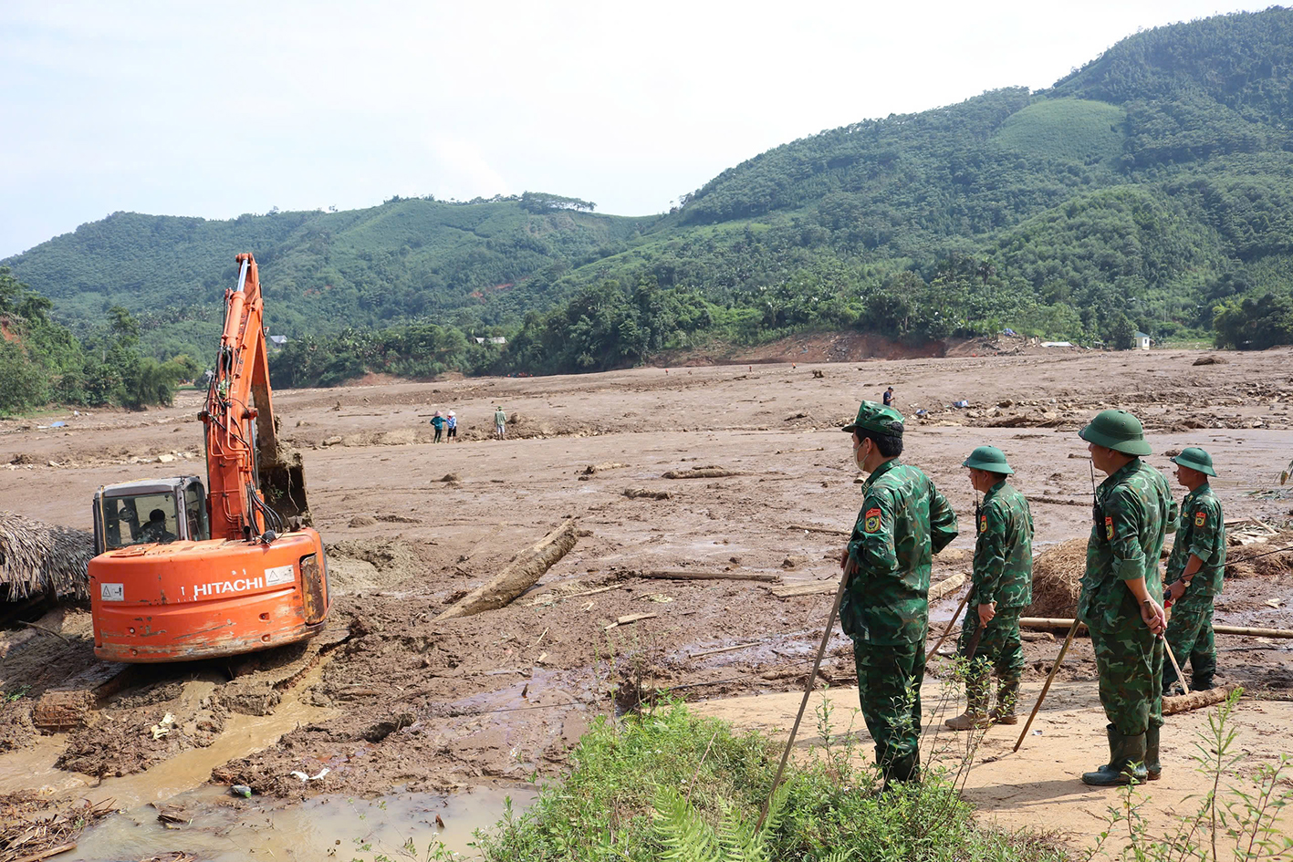 ‘Vũ khí đặc biệt’ tham gia tìm kiếm cứu nạn tại Làng Nủ- Ảnh 10.