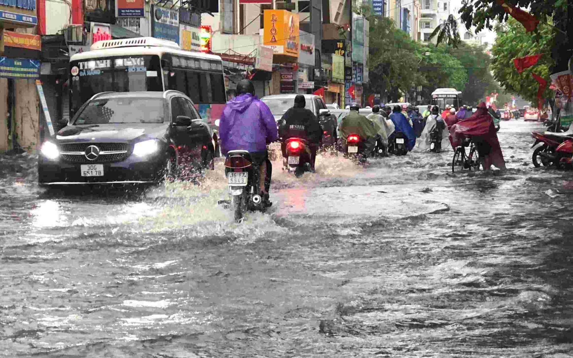 Hà Nội tái diễn mưa dông vào chiều tối