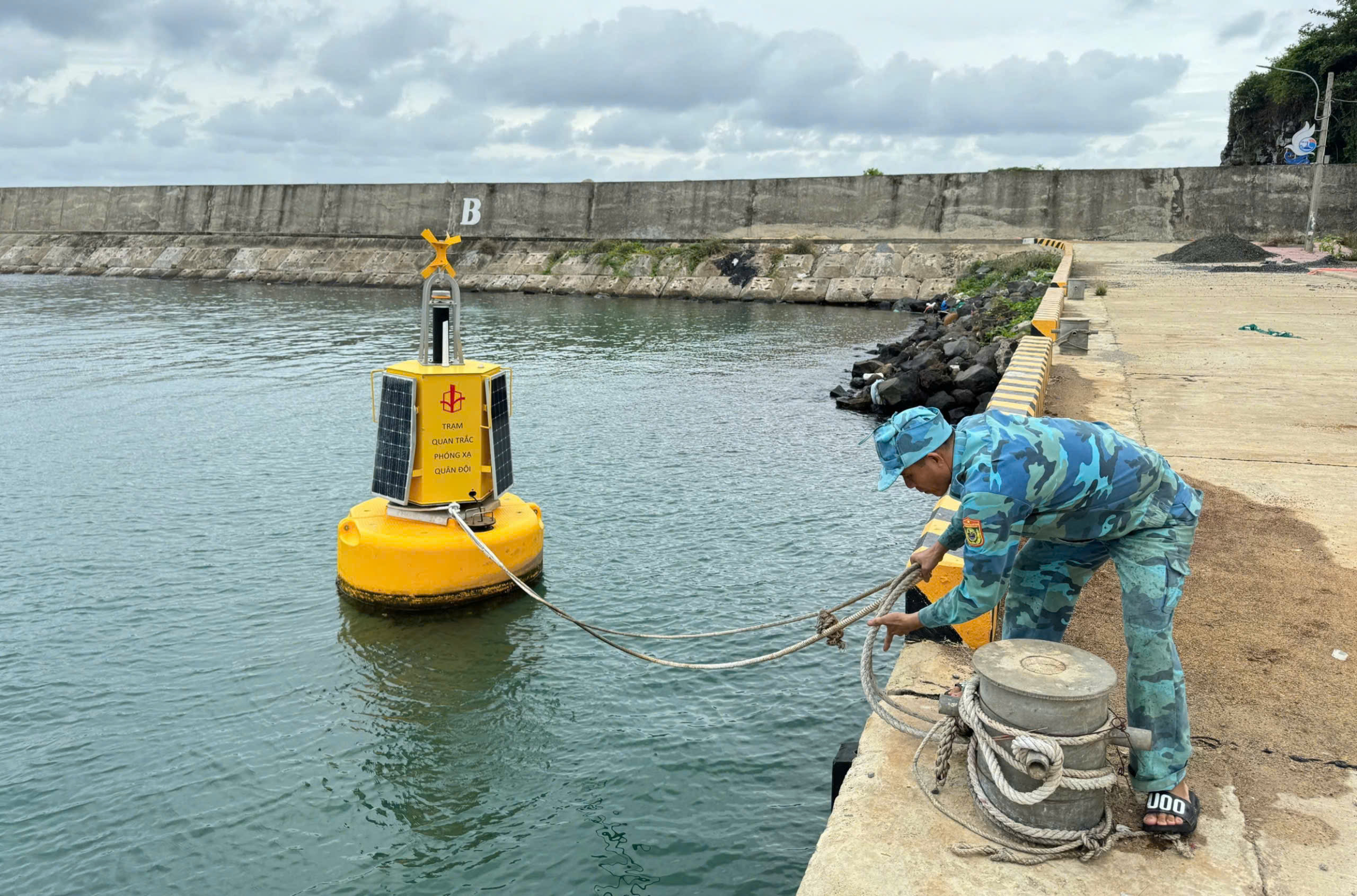 Bộ đội Biên phòng hỗ trợ người dân huyện đảo Cồn Cỏ ứng phó áp thấp- Ảnh 9.