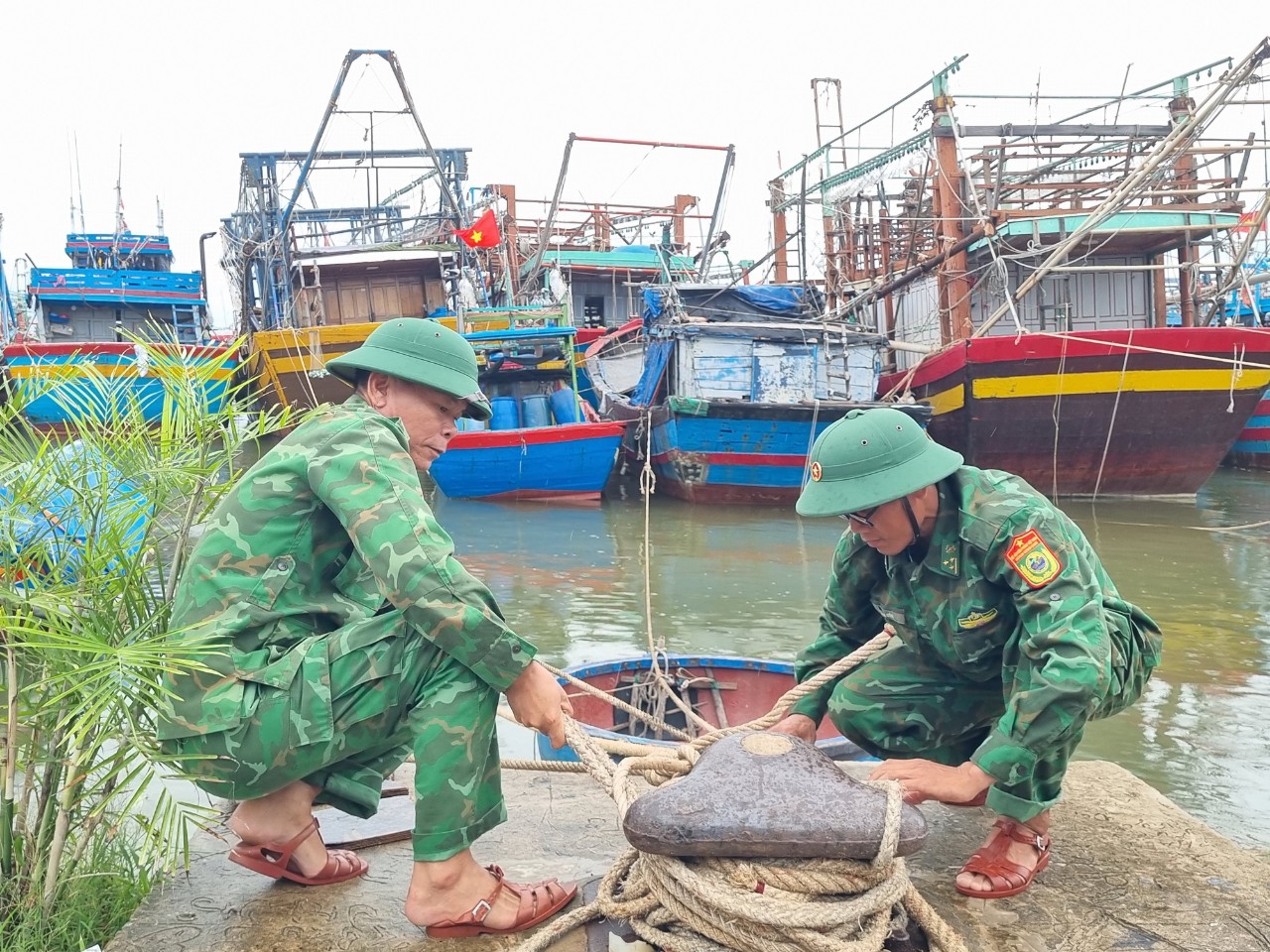 Bộ đội Biên phòng hỗ trợ người dân huyện đảo Cồn Cỏ ứng phó áp thấp- Ảnh 7.