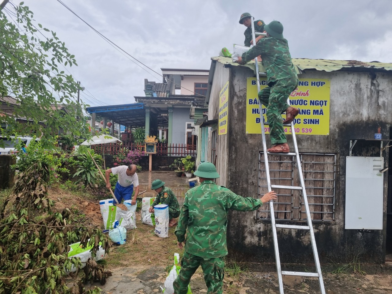 Bộ đội Biên phòng hỗ trợ người dân huyện đảo Cồn Cỏ ứng phó áp thấp- Ảnh 6.